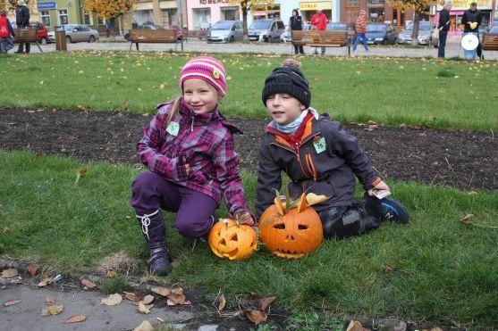 Na broumovském náměstí se dlabaly dýně už po osmé