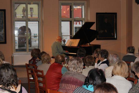 Třiadevadesátiletý klavírista Zdeněk Kostka hrál a vyprávěl v klášterní Kreslírně 
