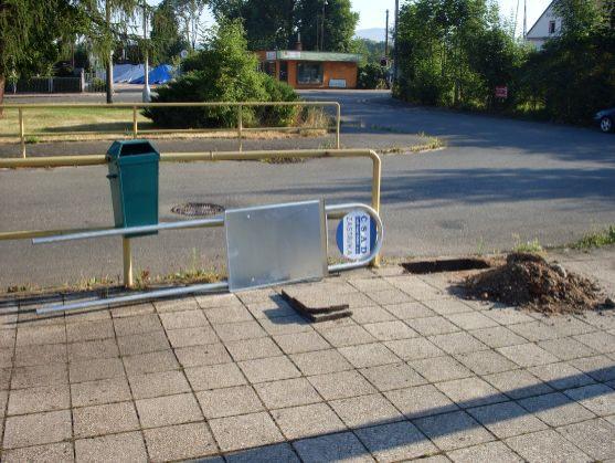 Po sérii stížností obyvatel Broumova dochází k drobným úpravám autobusového nádraží 