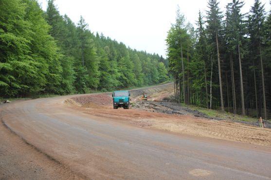 Na silnici přes Pasa se pracuje i o víkendech. Zdržení stavby se neočekává 
