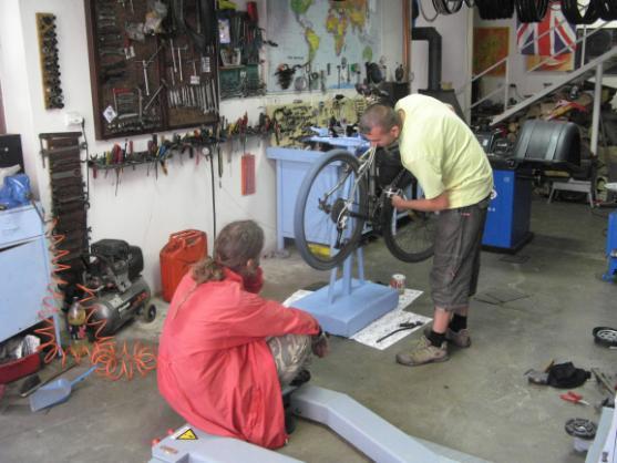 V Broumově zahájil provoz nový pneuservis EMA 