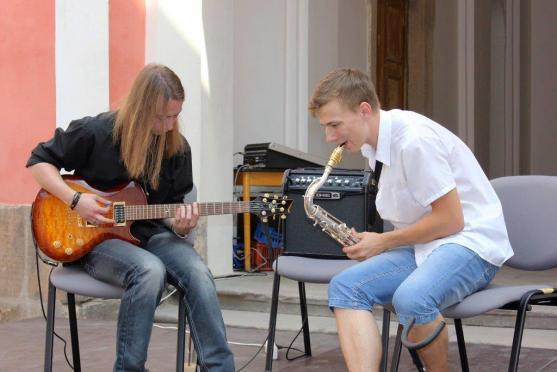 Burčákobraní se vydařilo, přišly stovky lidí… V sobotu bude klášter zvát na Podzimní trh 