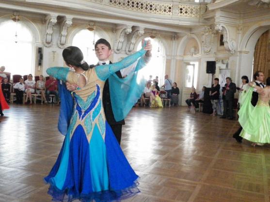 Broumovské taneční páry se zúčastnily dvou soutěží. Vzorně reprezentovaly město a domů si odvezly cenné kovy 