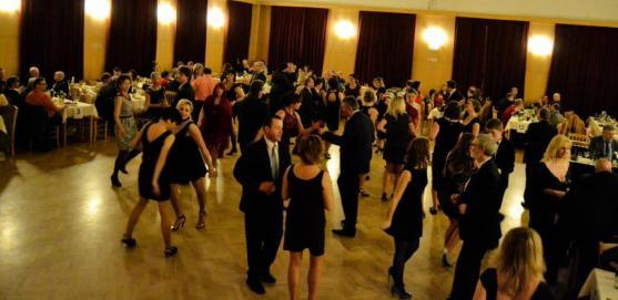 Na broumovském Plese sportovců nadchla taneční show na písničky skupiny ABBA 