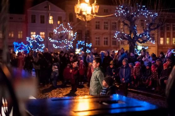 Počasí 1. adventní neděli nepřálo. Vánoční strom se ale rozsvítil 