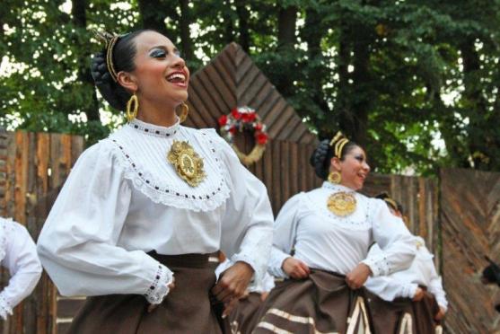 Světové folklorní soubory nečekaně překvapí Hronov, Náchod a Ratibořice 