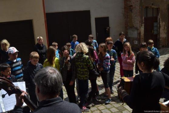 Broumovem se prohnal první pouliční festival – 7. Gymplfest 