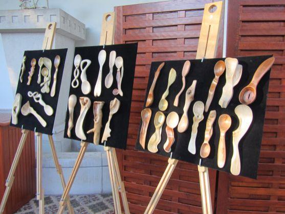 V altánu ve Schrollově parku jsou vystaveny lžíce a hlavy 