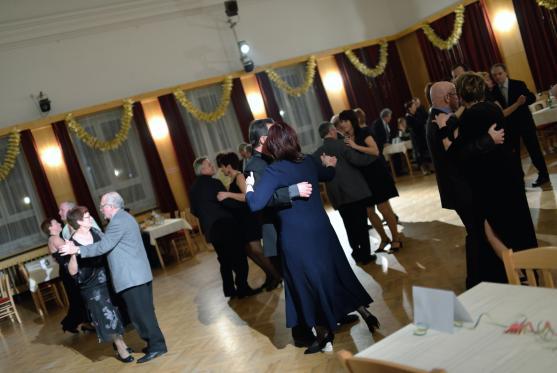 Lee Andrew Davison. Účinkoval ve filmu Šakalí léta, v muzikálu Hair a v sobotu na Plese podnikatelů 