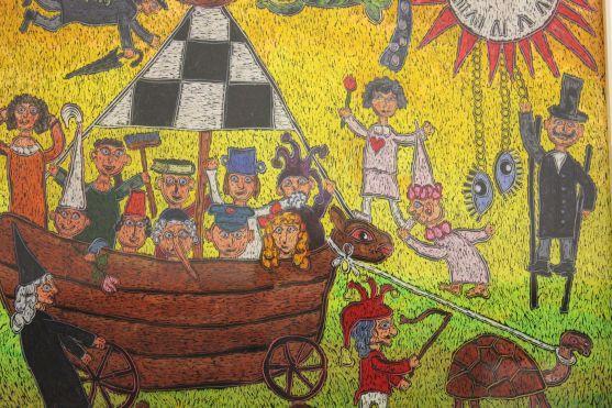 V broumovské knihovně vystavuje své podmalby na skle Jaroslav Novák 