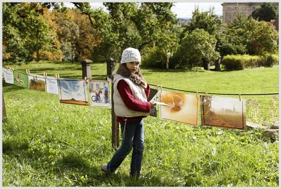 Putovní výstava fotografií Na kolíčku pokračuje v broumovském Klubu ROK 