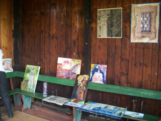 V altánu v broumovské klášterní zahradě jsou vystaveny malby z výtvarného plenéru 