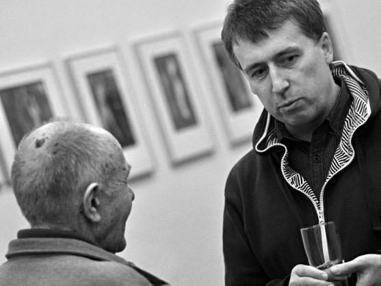 V broumovském Klubu ROK vystavuje své olejotisky Rostislav Krámský 