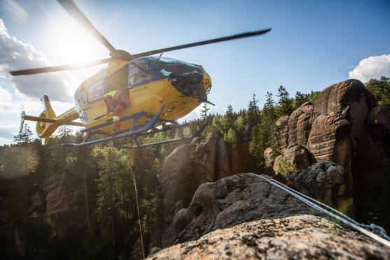 Spolupráci při záchraně osob v těžko přístupném skalním terénu cvičilo hned několik záchranných složek najednou 