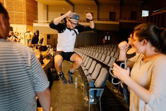 Při koncertním benefičním turné po nádražích muzikanti z Police Symphony Orchestra vybrali pro Plešouny přes sto tisíc korun 