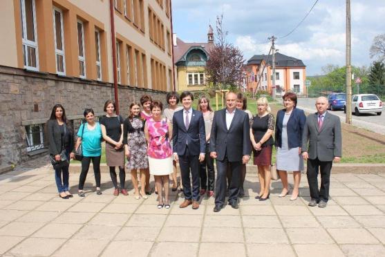 Americký velvyslanec v Broumově navštívil klášter, Masarykovu základní školu a undergroundový klub Eden