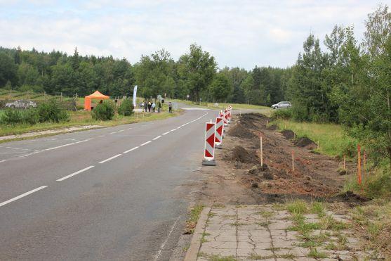 Poklepáním na základní kámen byla dnes symbolicky zahájena rekonstrukce silnice do Broumova přes Pasa