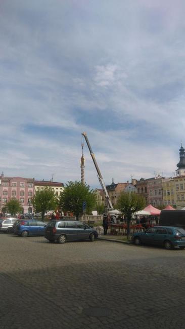 Vrcholová socha Panny Marie sloupu na broumovském náměstí je zpět