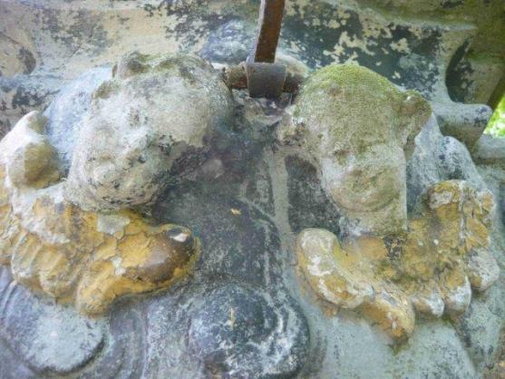 V Martínkovicích obnovují kamenný kříž s postavou Krista