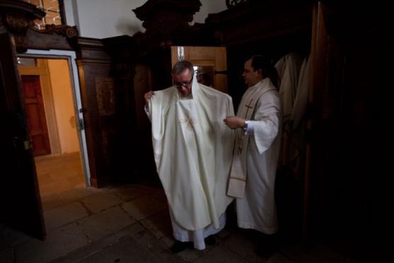 Nový želivský opat převzal požehnání z rukou královéhradeckého biskupa