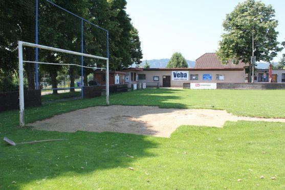 Broumovské fotbalové hřiště má nové hodiny. Poprvé je vyzkouší internacionálové ČR