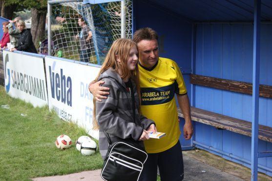 Tým fotbalových legend a herců Arabela pobavil broumovské publikum