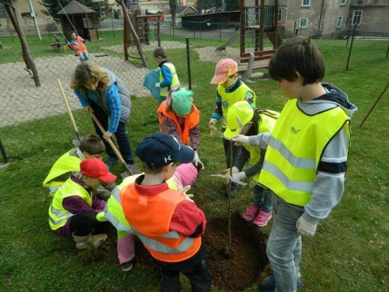 Děti z jetřichovské školy se připojily k jarnímu úklidu Broumovska