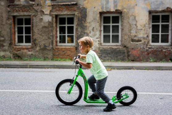 Petrovické zatáčky lákaly k jízdě na bruslích a koloběžkách