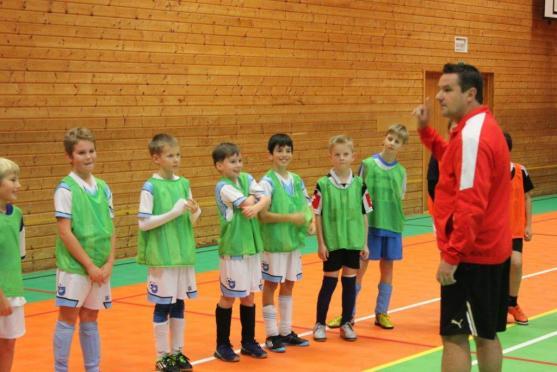 Fotbalová přípravka Slovanu Broumov strávila nedělní dopoledne s Létajícími trenéry