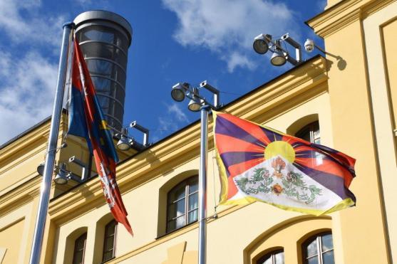 Počtvrté v historii Královéhradeckého kraje vlaje na oficiálním stožáru na nádvoří krajského úřadu tibetská vlajka