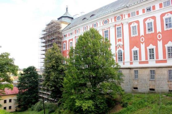 Severní stěna broumovského kláštera dostane novou fasádu