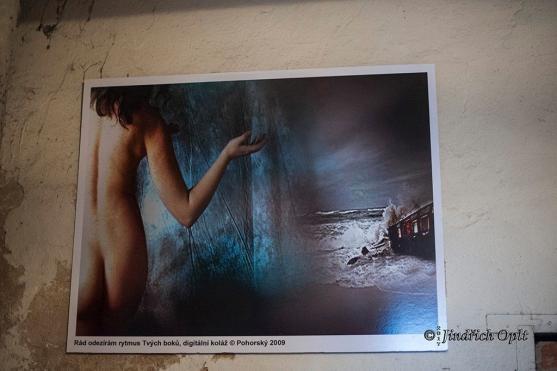 Výstavu Okuje ještě žhavé v undergroundovém klubu Eden uvedl básník Jaroslav Erik Frič