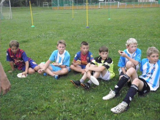 Broumovské mladší žáky na soustředění potrénoval bývalý fotbalový ligový brankář Karel Podhajský