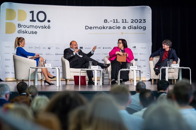 Obrazem: Broumovské diskuse hostily významné osobnosti
