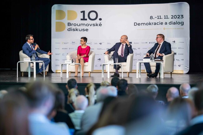 Obrazem: Broumovské diskuse hostily významné osobnosti