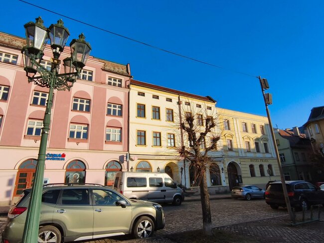 Pod lampou je největší tma aneb proč v Broumově svítí lampy se znakem Prahy