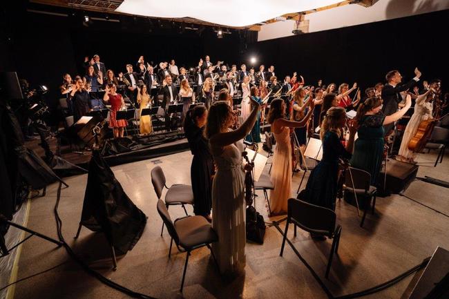 Benefiční online koncert Police Symphony Orchestra z broumovského kláštera vynesl přes půl milionu korun na podporu místní kultury