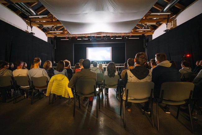 Benefiční online koncert Police Symphony Orchestra z broumovského kláštera vynesl přes půl milionu korun na podporu místní kultury