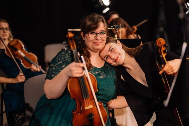 Benefiční online koncert Police Symphony Orchestra z broumovského kláštera vynesl přes půl milionu korun na podporu místní kultury