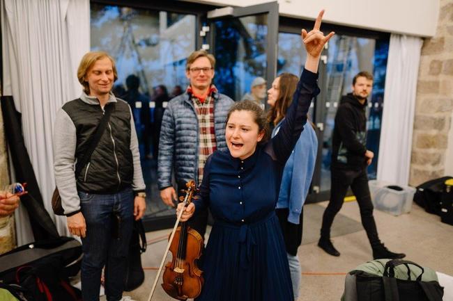 Benefiční online koncert Police Symphony Orchestra z broumovského kláštera vynesl přes půl milionu korun na podporu místní kultury