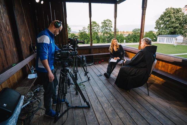 Benefiční online koncert Police Symphony Orchestra z broumovského kláštera vynesl přes půl milionu korun na podporu místní kultury