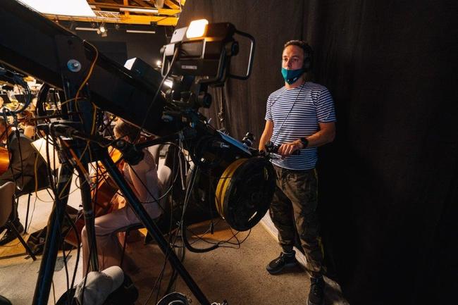 Benefiční online koncert Police Symphony Orchestra z broumovského kláštera vynesl přes půl milionu korun na podporu místní kultury