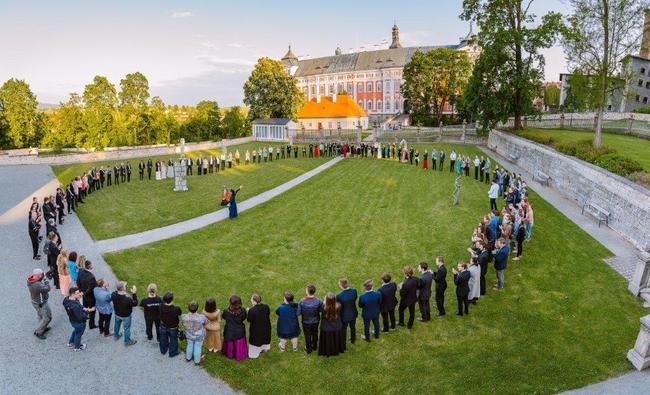 Benefiční online koncert Police Symphony Orchestra z broumovského kláštera vynesl přes půl milionu korun na podporu místní kultury