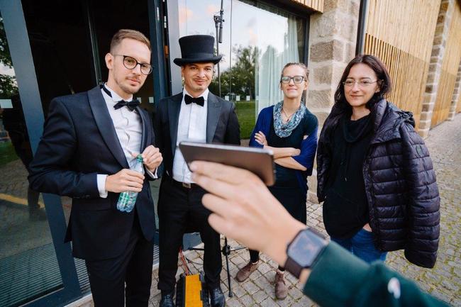 Benefiční online koncert Police Symphony Orchestra z broumovského kláštera vynesl přes půl milionu korun na podporu místní kultury