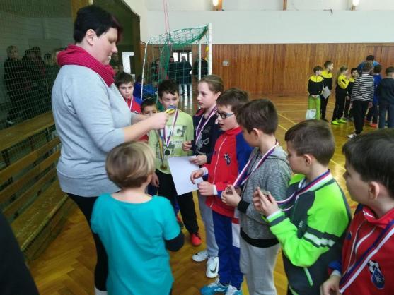 Starší přípravka Slovanu Broumov ukořistila na turnaji ve Vamberku tři poháry 