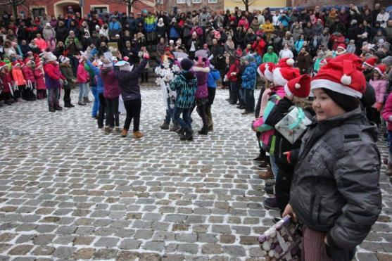 "Vítáme všechny, kdo se necháte rádi předvánočně naladit. Letos se tu scházíme již jedenáctým rokem!"