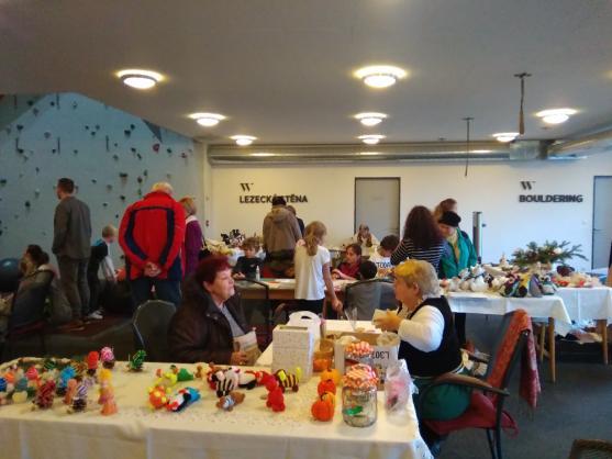 Adventní jarmark v Meziměstí se konal v teple sálu Centra Walzel