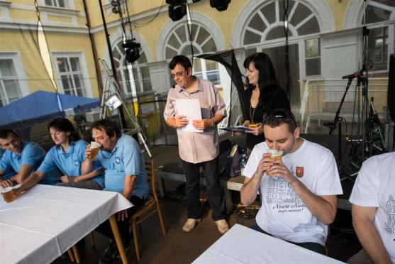Soutěž českých a polských týmů zahájila sobotní program Broumovské pouti. Vyhrál domácí tým