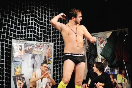 Městské divadlo se proměnilo ve fotbalovou šatnu