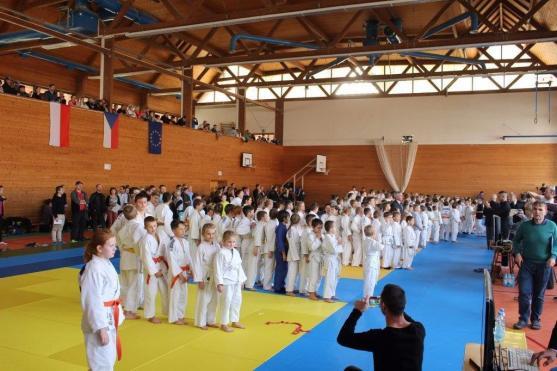Turnaje v judu se v broumovské Sportovní hale na Spořilově zúčastnily téměř dvě stovky dětí